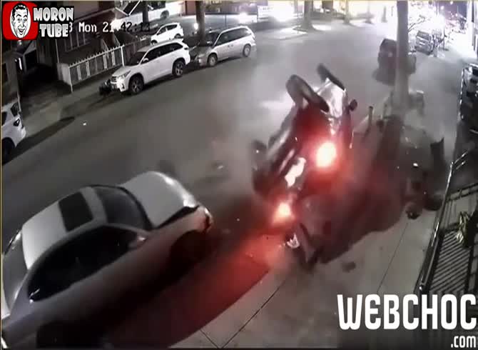 Video :He flies away in a collision and clings on to his automobile during a carjacking (Warning - frightening)
